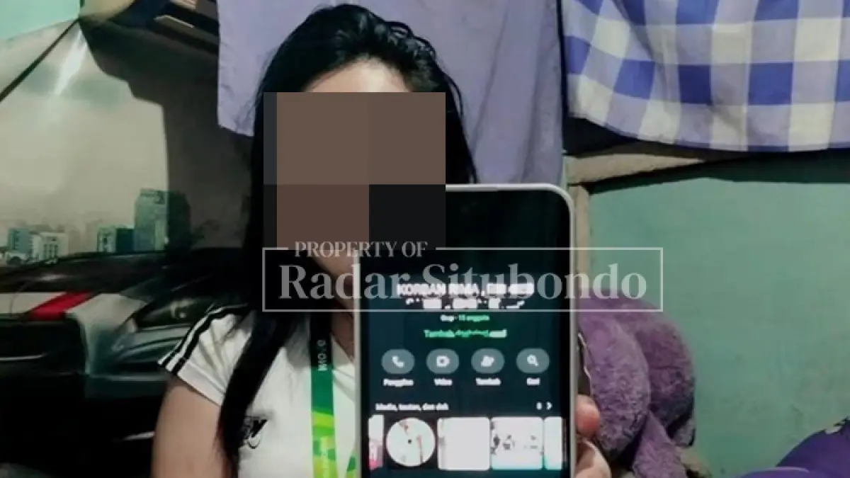 KORBAN PENIPUAN: Salah satu korban RMA menunjukkan grup korban penipuan, Minggu (19/7). (HUMAIDI/JPRS)
