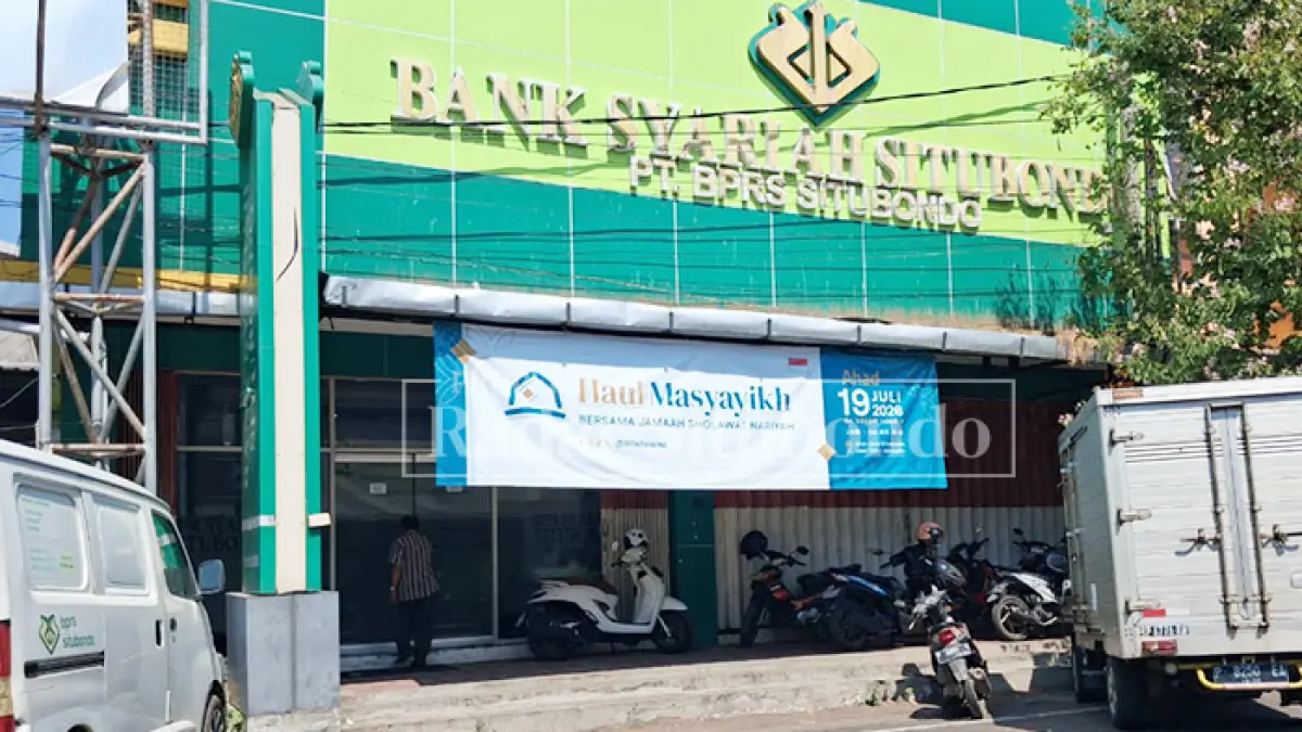 MASUK KANTOR: Seorang warga memasuki kantor BPR Syariah Situbondo untuk melakukan transaksi, Jumat (17/7). (Ahmad Rifa