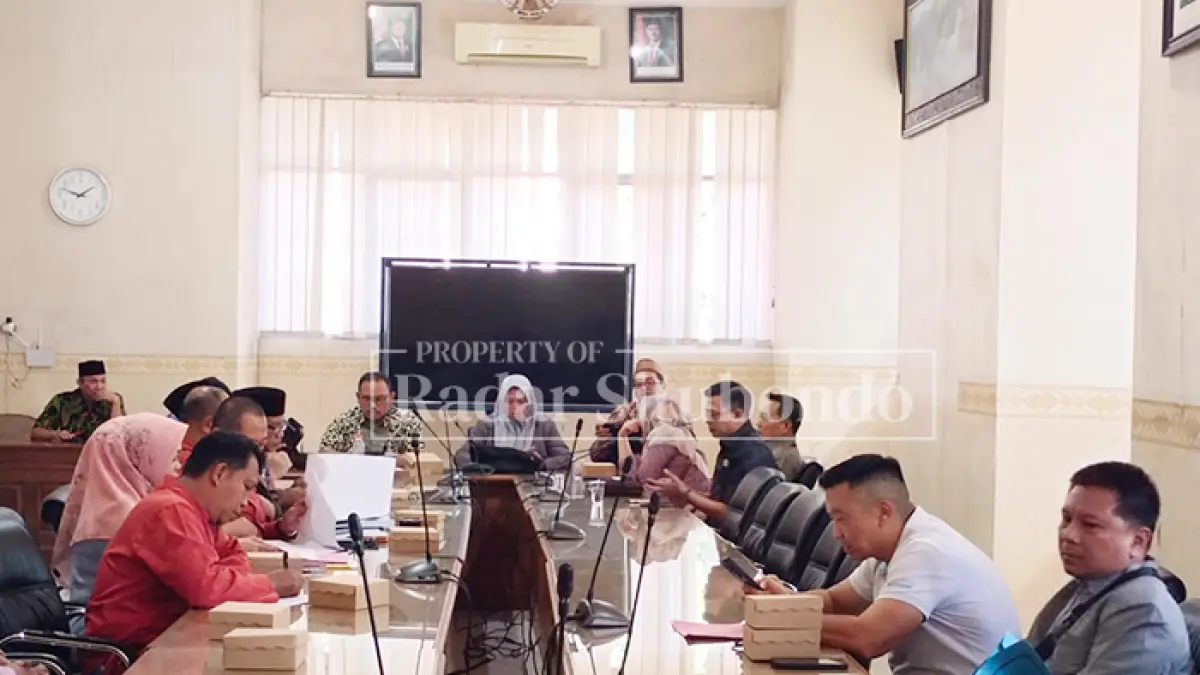 TINDAK LANJUT: Pansus LHP BPK DPRD Situbondo rapat bersama Dinas Pekerjaan Umum dan Penataan Ruang, Perumahan, dan Permukiman (DPUPP) serta sejumlah kontraktor di ruang rapat DPRD Situbondo, Jumat (17/7). Ahmad Rifa