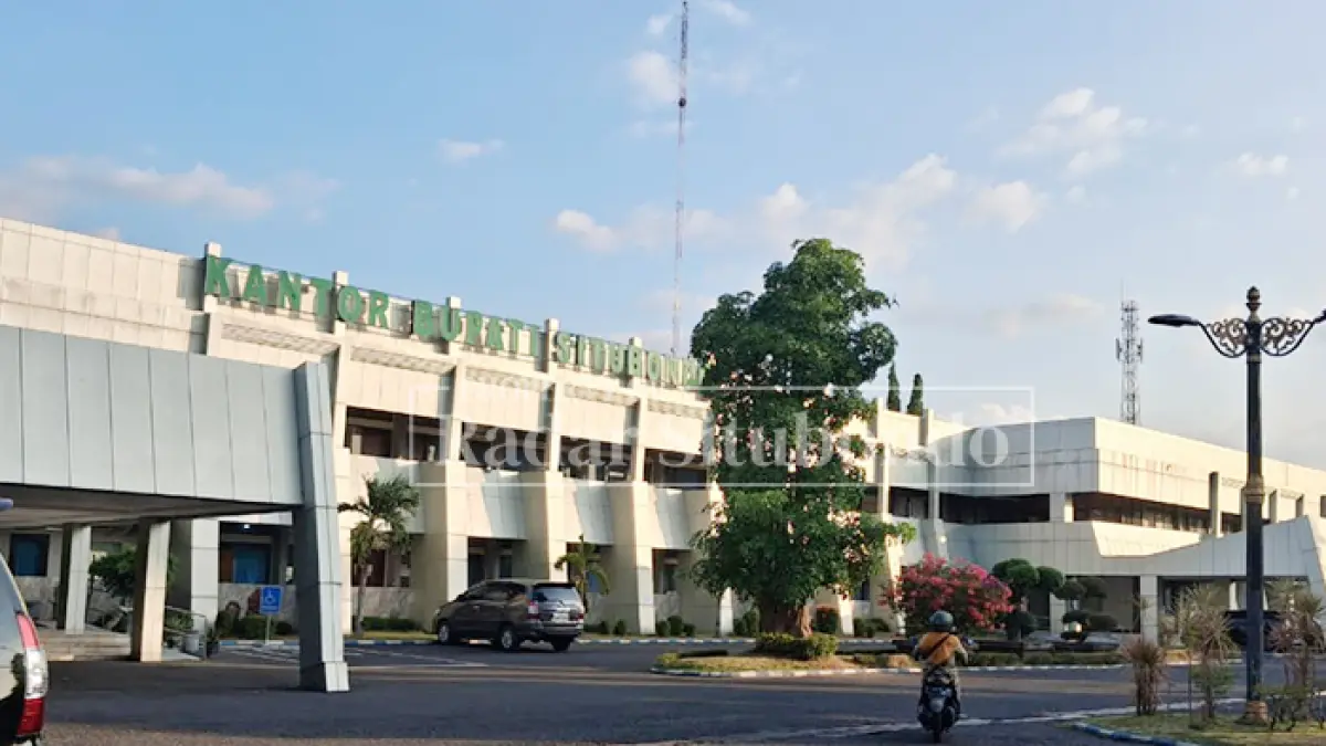 GEDUNG BERTINGKAT DUA: Sejumlah mobil terparkir di depan Kantor Pemkab Situbondo, Jalan PB Sudirman, Kelurahan Patokan, Kecamatan Situbondo, Senin (20/7). (Ahmad Rifa