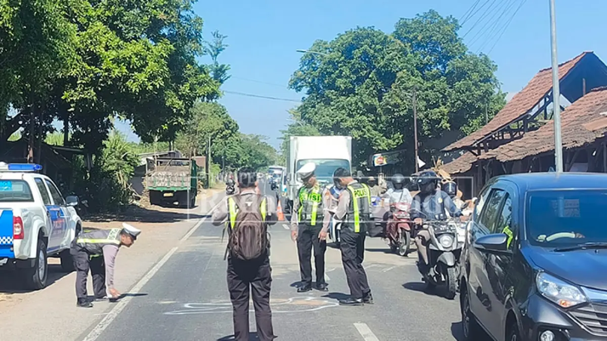 LAKA MAUT: Anggota Satlantas Polres Situbondo melakukan olah tempat kejadian perkara di Jalan Pantura, Kalibagor, Kecamatan/Kota Situbondo, Selasa (20/7). (HUMAIDI/JPRS)
