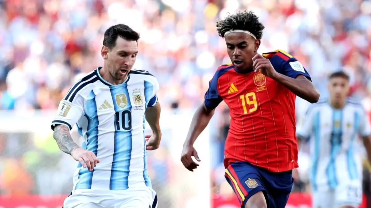 Lionel Messi saat berhadapan dengan Lamine Yamal di Piala Dunia 2026. (Instagram/afaseleccion)