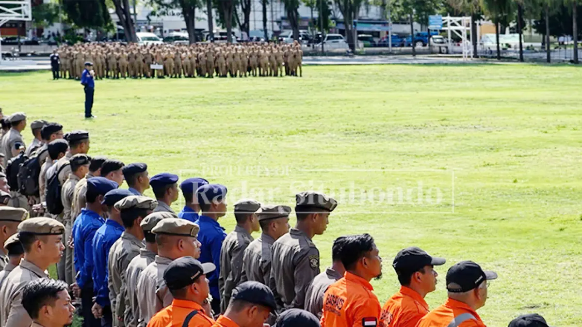 MASIH WAS-WAS: Aparatur Sipil Negara (ASN) mengikuti apel di Alun-alun Situbondo, belum lama ini. (Ahmad Rifa