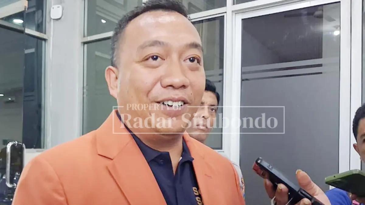 AKAN MENGAMBIL LANGKAH: Bupati Situbondo Yusuf Rio Wahyu Prayogo memberikan keterangan kepada awak media usai rapat paripurna di DPRD Situbondo, Selasa (21/7). (Ahmad Rifa