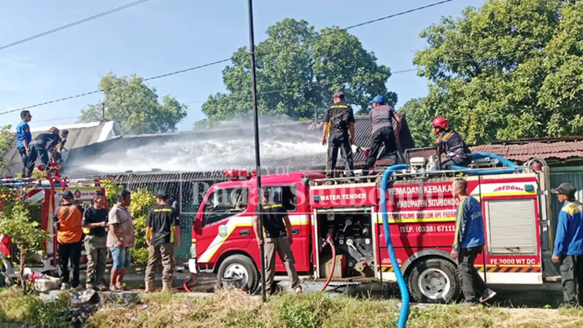 RUGI 50 JUTA: Anggota pemadam kebakaran berjuang memadamkan api di rumah warga Jalan WR. Supratman, Kelurahan Patokan, Kecamatan/Kota Situbondo, Selasa (21/7). (HUMAIDI/JPRS)
