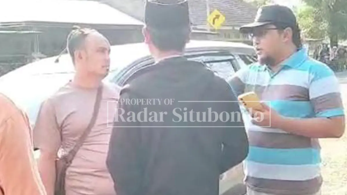 BIKIN RESAH: Anggota Polres Situbondo mengamankan Mashudi, 40, warga Kecamatan Cermee, Kabupaten Bondowoso, Selasa lalu (21/7). (HUMAIDI/JPRS)
