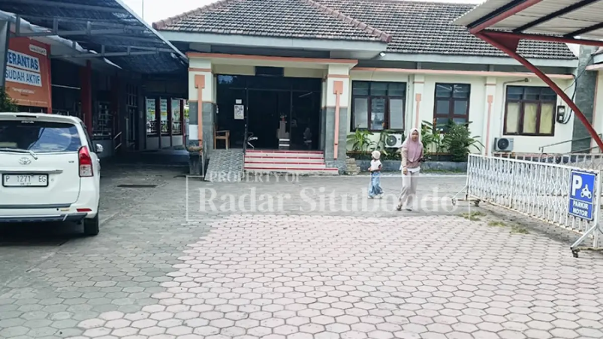 HALAMAN DEPAN: Seorang warga baru saja keluar dari ruang pelayanan Puskesmas Panarukan, Kecamatan Penarukan, Situbondo, Rabu (22/7). (Ahmad Rifa