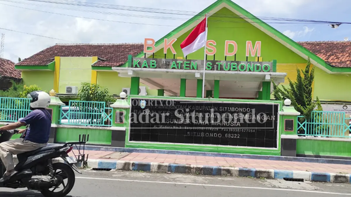 KANTOR URUSAN KEPEGAWAIAN: Seorang pengendara lewat di depan Kantor Badan Kepegawaian dan Pengembangan Sumber Daya Manusia (BKPSDM) Situbondo di Jalan Madura, Mimbaan Barat, Kecamatan Panji, Situbondo, Rabu (22/7). (Ahmad Rifa