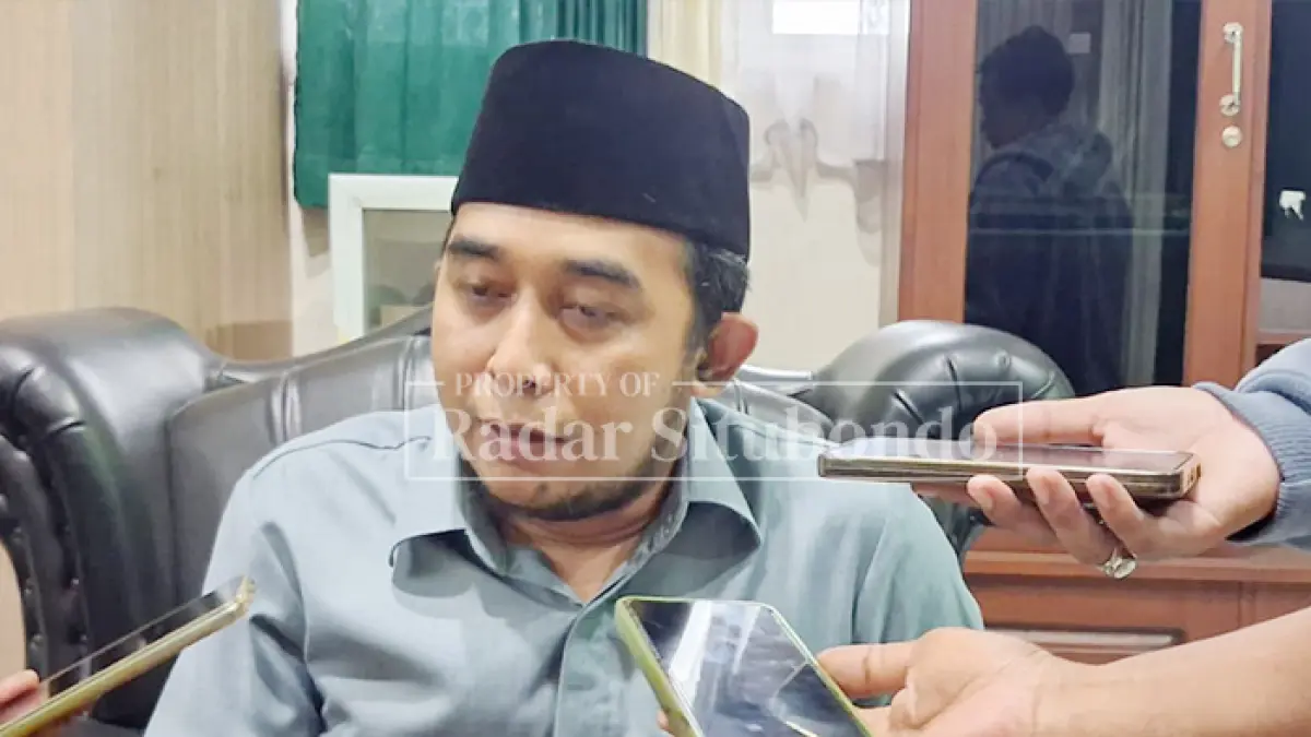 MINTA PERBAIKAN: Ketua Dewan Perwakilan Rakyat Daerah (DPRD) Situbondo, Mahbub Djunaidi memberikan keterangan kepada wartawan usai rapat paripurna di Gedung DPRD Situbondo, Selasa (21/7). (Ahmad Rifa