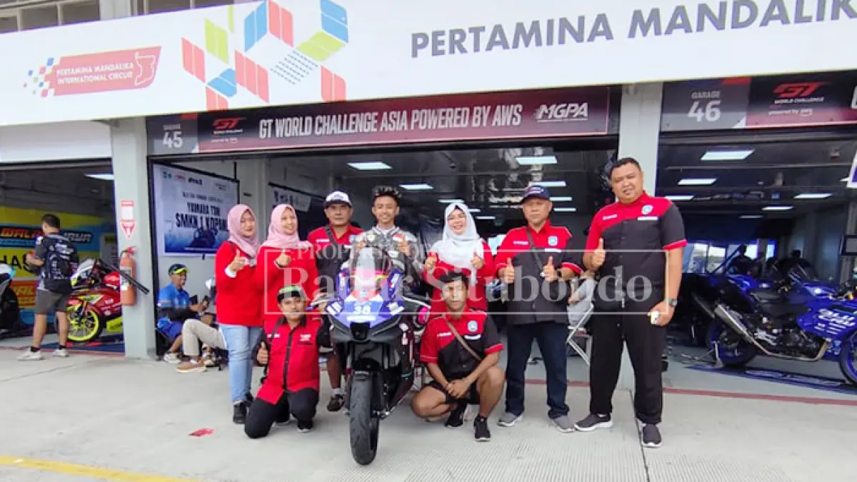 MEMBANGGAKAN: Ogy Yasir Rahmanda, siswa SMKN 1 Kendit, berfoto bersama tim sebelum balapan dimulai pada ajang nasional Yamaha Sunday Race 2026 di Pertamina Mandalika International Circuit, Lombok, Provinsi Nusa Tenggara Barat, baru-baru ini. (Ahmad Rifa