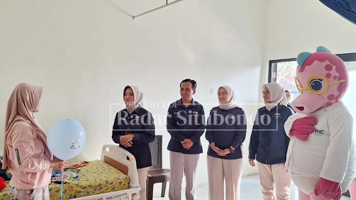 PERINGATI HAN 2026: Jajaran manajemen IHC RS Elizabeth Situbondo menyambangi pasien anak untuk memberikan balon dan makanan ringan, Kamis (23/7). (Ahmad Rifa