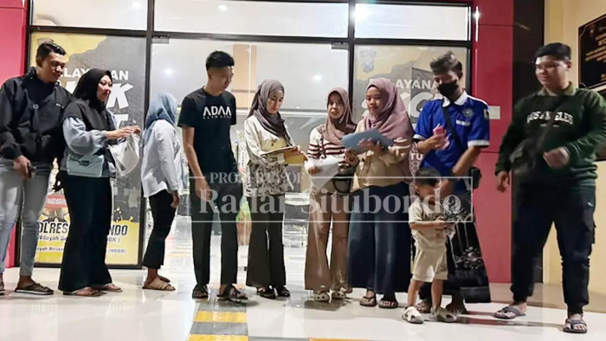 CARI KEADILAN: Sejumlah korban penipuan invetasi lapor bareng ke Mapolres Situbondo, Kamis malam (23/7). (HUMAIDI/JPRS)
