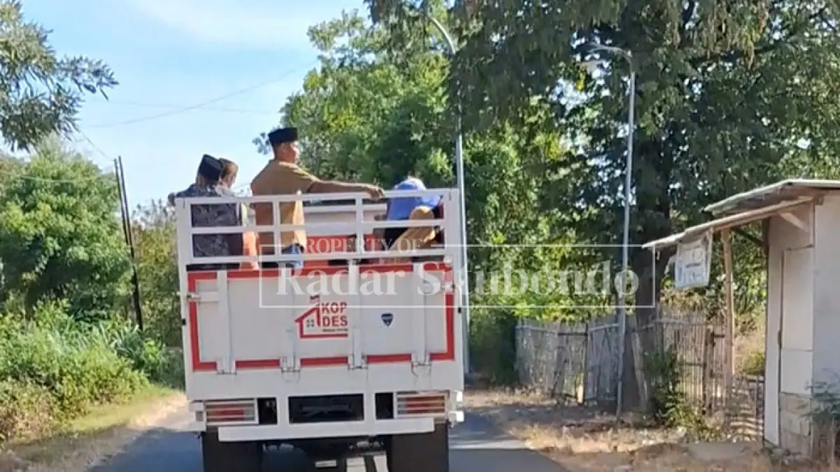 MENYALAHI ATURAN: Sejumlah orang terlihat berada di atas bak truk Koperasi Desa/Kelurahan Merah Putih (KDKMP) saat melintas di Jalan Desa Cappore, Kecamatan Panji, Kamis (24/7). (Ahmad Rifa