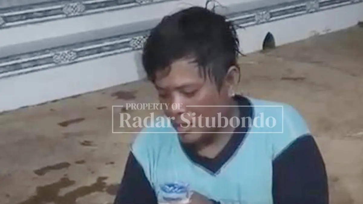 TERDAMPAR: Kusnadi warga Desa Sumber Anyar, Kecamatan Banyuputih berada di Pesisir Pulau Giliyang, Kecamatan Dungkek, Kabupaten Sumenep, Jumat (24/7). (HUMAIDI/JPRS)
