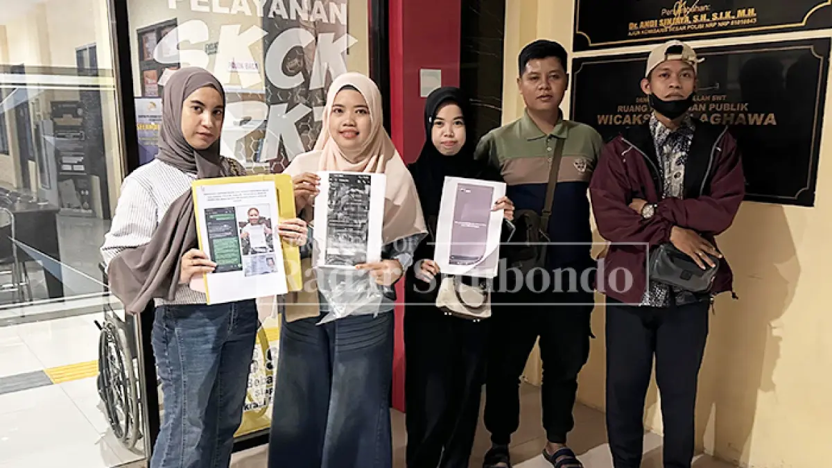 CARI KEADILAN: Nike Nadila Natalia, 26, (kiri) bersama teman-temannya nununjukkan berkas laporan di halaman Mapolres Situbondo, Sabtu malam (25/7). (HUMAIDI/JPRS)
