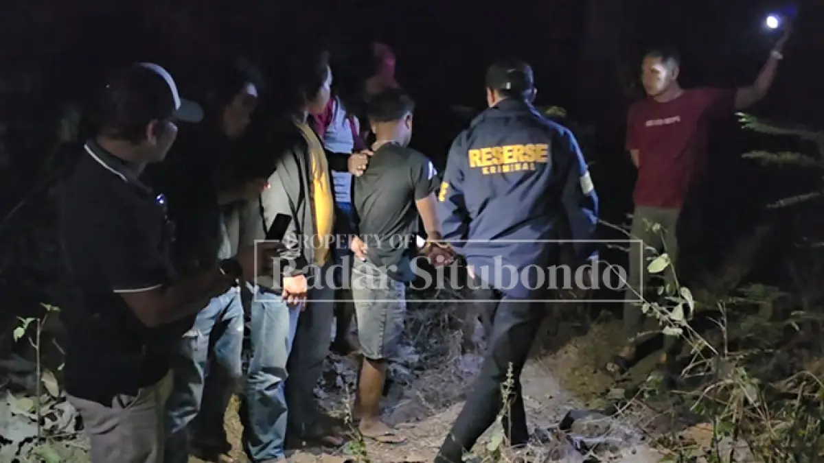DIBORGOL: Lukman, 22, warga Desa Sumberanyar, Kecamatan Banyuputih diringkus anggota Satreskrim Polres Situbondo, Jumat lalu (24/7). (HUMAIDI/JPRS)
