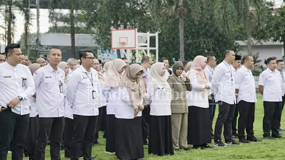 IKUT APEL: Sejumlah ASN mengikuti apel di Alun-alun Situbondo beberapa waktu lalu. (Ahmad Rifa