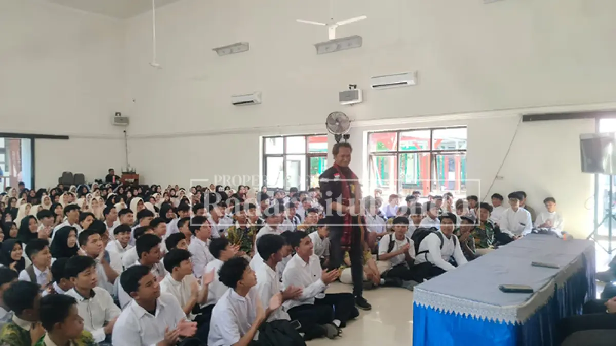 MEMUKAU: Pengurus DKS Dedi Moerdaniel tampil di depan ratusan siswa SMADA Prima, belum lama ini. Ahmad Rifa