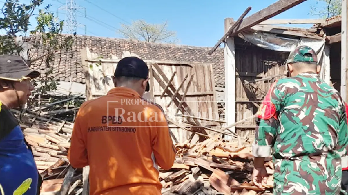 RATA TANAH: Rumah warga Kampung Sidomulyo, Desa Sumberwaru, Kecamatan Banyuputih, ambruk diterjang angin kencang Minggu (26/7). (Ahmad Rifa