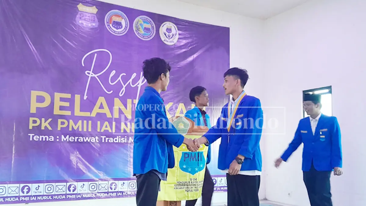 SERAH TERIMA JABATAN: Mantan Ketua Komisariat IAINH Hariri Huzaini serah terima jabatan kepada mandaris Ketua Komisyariat IAINH Mohammad Zayin, di Aula Balai Desa Pokaan, Kecamatan Kapongan, Senin (27/7). (HUMAIDI/JPRS)
