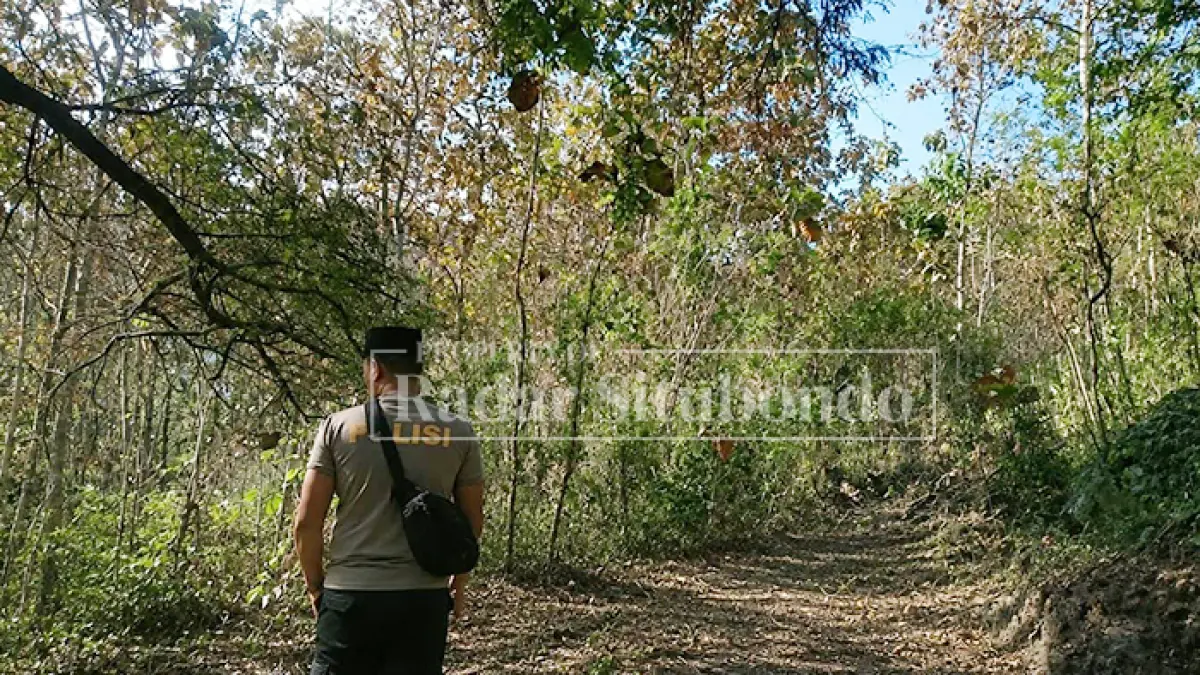 CEGAH SEJAK DINI: Anggota Polsek Kendit meninjau lokasi sabung ayam di Desa Tambak Ukir, Kecamatan Kendit, belum lama ini. (POLSEK Kendit untuk JPRS)
