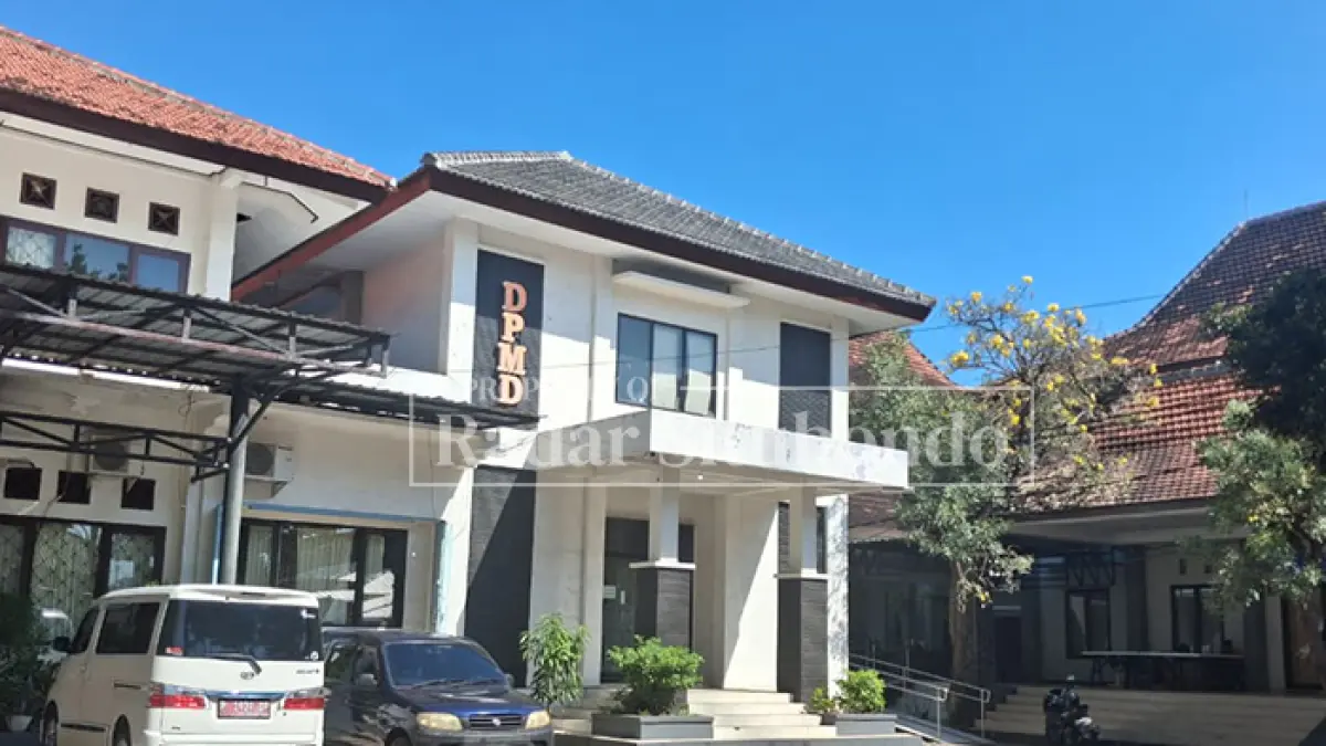 PARKIR DI DEPAN KANTOR: Sejumlah kendaraan terparkir di depan Kantor Dinas Pemberdayaan Masyarakat dan Desa (DPMD) Situbondo, Selasa (28/7). (Ahmad Rifa