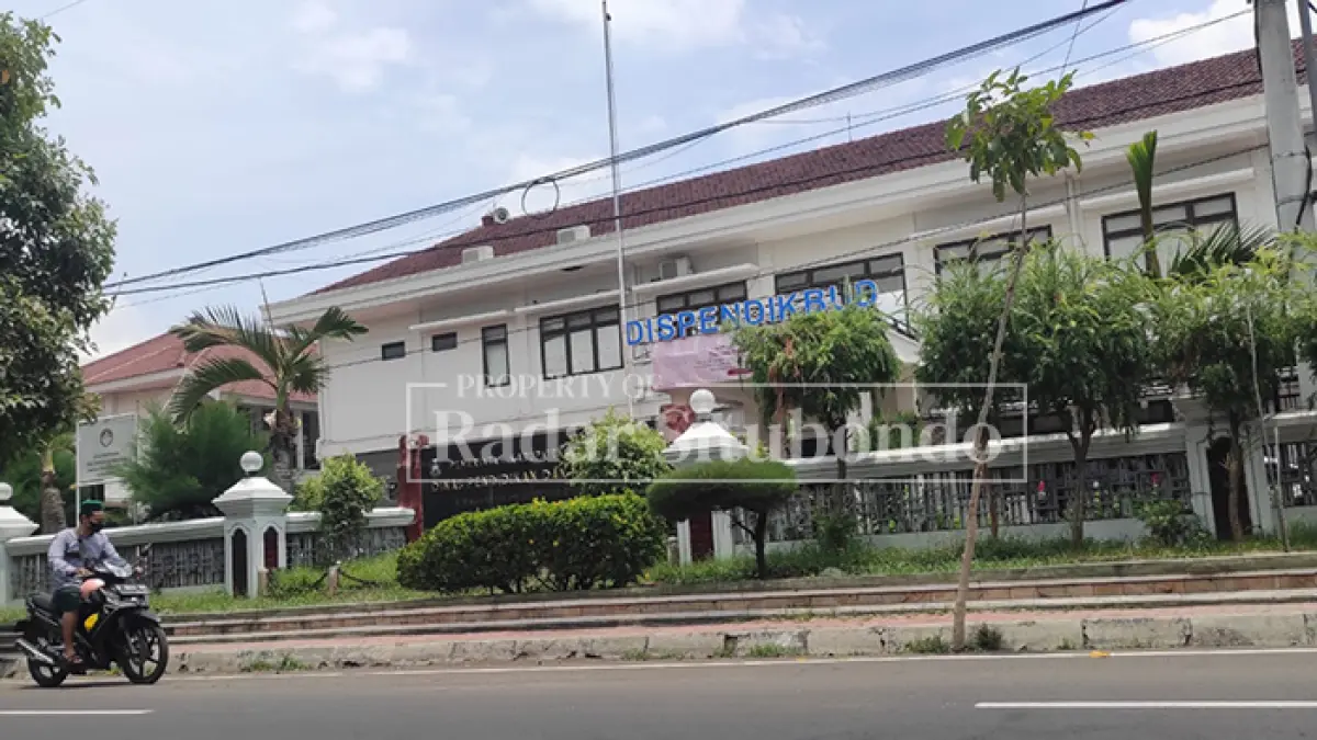 Pusat Administrasi: Sejumlah pengendara lewat di depan Kantor Dinas Pendidikan dan Kebudayaan (Dispendikbud) Situbondo, Jalan Madura, Desa Mimbaan, Kecamatan Panji, Situbondo, selasa (28/7). (Ahmad Rifa