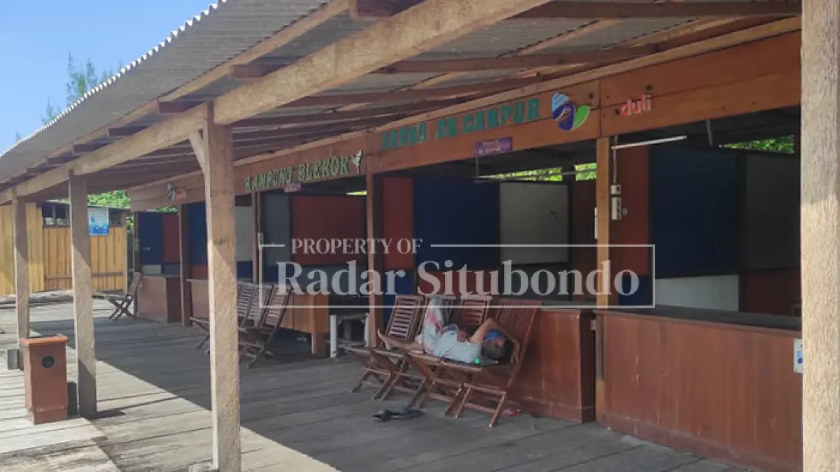 SEPI PENGUNJUNG: Seorang warga beristirahat di depan kawasan wisata Kampung Blekok, Desa Klatakan, Kecamatan Kendit, Situbondo, baru-baru ini. (Ahmad Rifa