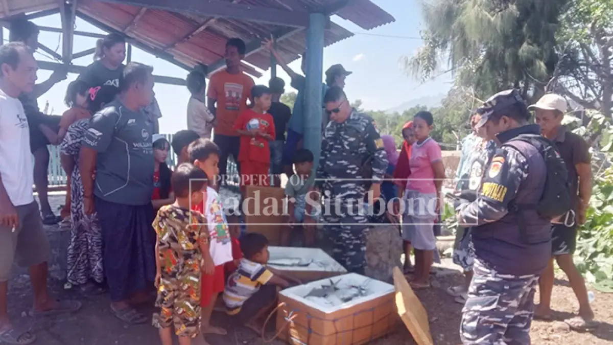 RESPON LAPORAN: Komandan Pos TNI AL Panarukan, Letnan Satu PM Didin Abidin meninjau barang bukti ikan dampak pengeboman di Dusun Asem Kandang, Desa Buduan, Kecamatan Suboh, Sabtu lalu (11/7). (HUMAIDI/JPRS)
