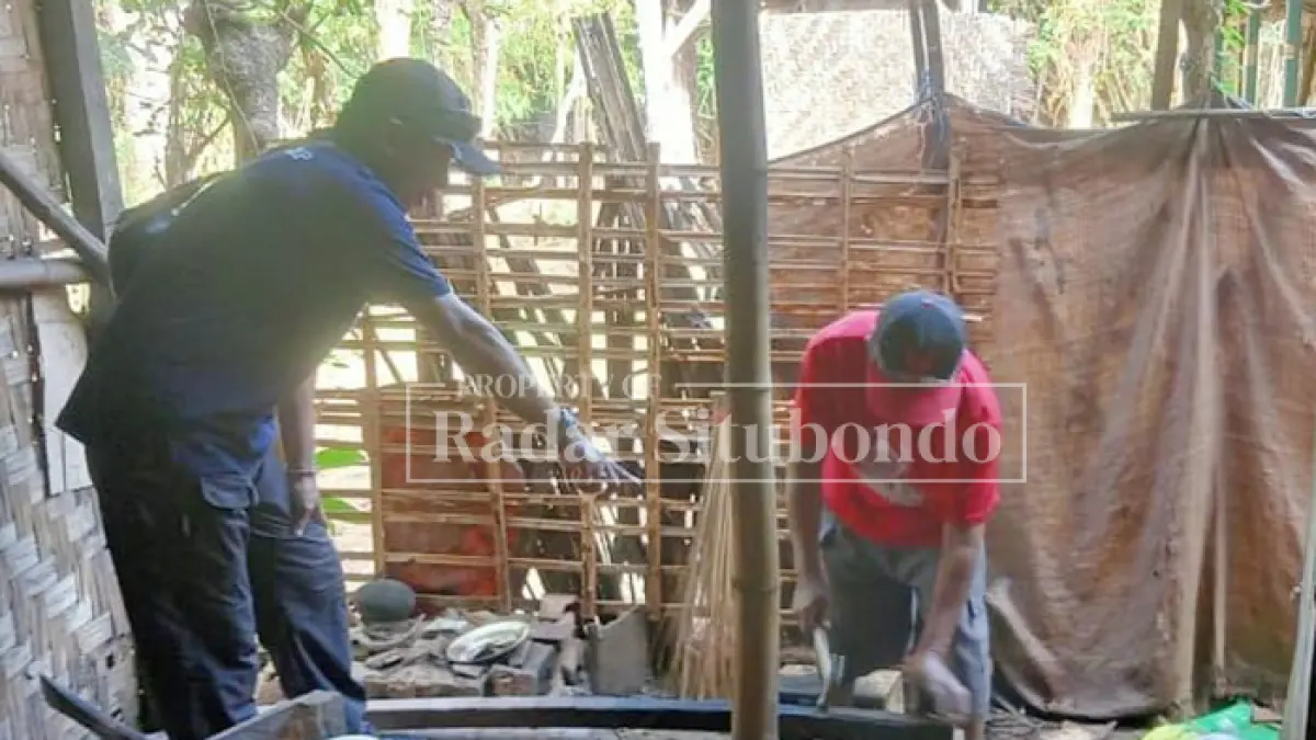 TERBAKAR: Warga mengevakuasi barang berharga di dapur milik nenek Sana, 78, warga Desa Blimbing, Kecamatan Besuki, Rabu (29/7). (HUMAIDI/JPRS)
