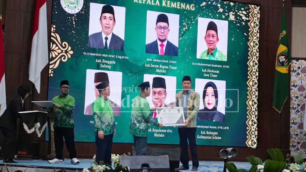 KEBANGGAAN: Kepala Kantor Kemenag Situbondo menerima penghargaan PGM Indonesia Award 2026 pada acara puncak peringatan Harlah ke-18 PGM Indonesia di Kabupaten Bogor, Kamis (30/7). (Ahmad Rifa