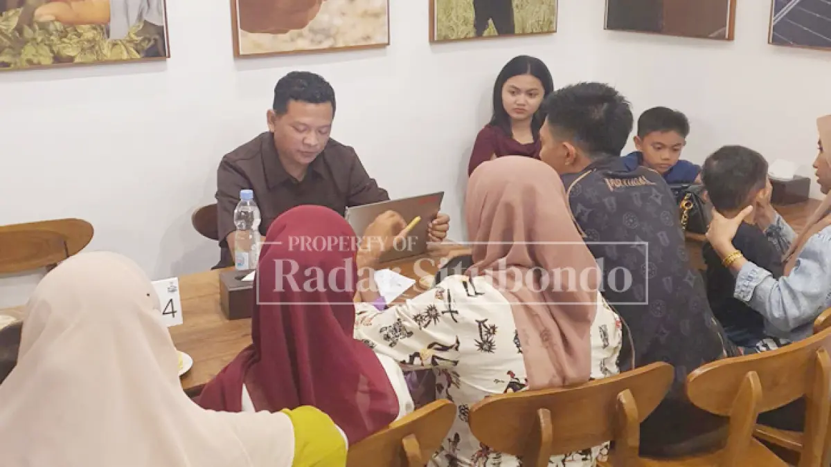 KONSULTASI: Sejumlah korban invesatasi bodong konsultasi hukum di sebuah cafe di Kabupaten Situbondo, Rabu malam (29/7). (HUMAIDI/JPRS)
