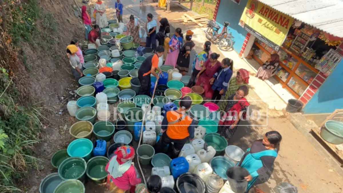 REBUTAN AIR: Anggota BPBD Situbondo mendistribusikan air bersih di Desa Gunung Putri, Kecamatan Suboh, Kamis (30/7). (HUMAIDI/JPRS)
