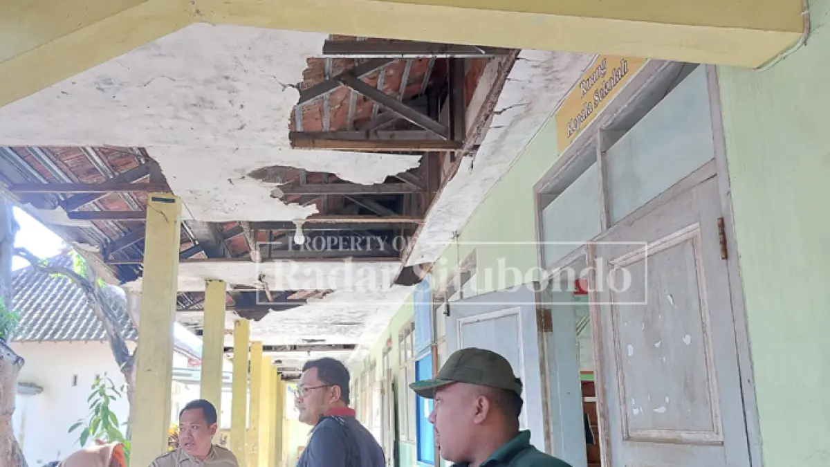 RUSAK: SDN 3 Seletreng, Kecamatan Kapongan mendapat bantuan perbaikan gedung. (Ahmad Rifa
