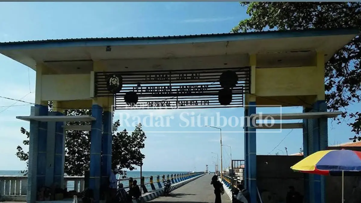 NORMAL KEMBALI: Seorang warga bersiap menyeberang di Dermaga Pelabuhan Jangkar, Jumat (31/7), setelah sebelumnya pelayaran sempat ditunda akibat cuaca ekstrem. (Ahmad Rifa