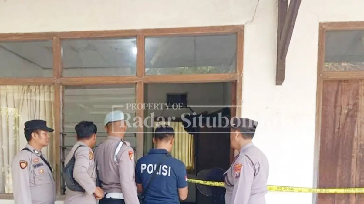 OLAH TKP: Anggota Polsek Banyuglugur melakukan olah tempat kejadian perkara (TKP) di mess PT Truba Jaga Cita, Desa/ Kecamatan Banyuglugur, Jumat (31/7). (HUMAIDI/JPRS)
