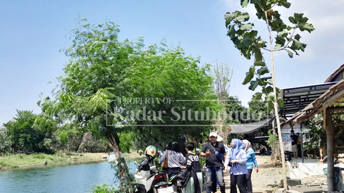 PERJUANGKAN HAK: Belasan warga mendatangi rumah KYW, 26, di Desa Paowan, Kecamatan Panarukan, Jumat (31/7). (HUMAIDI/JPRS)

