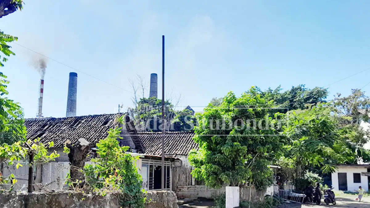 MUSIM GILING: Pemandangan asap dari cerobong PG Pandji sekitar pukul 11. 30, Minggu (2/7). (HUMAIDI/JPRS)
