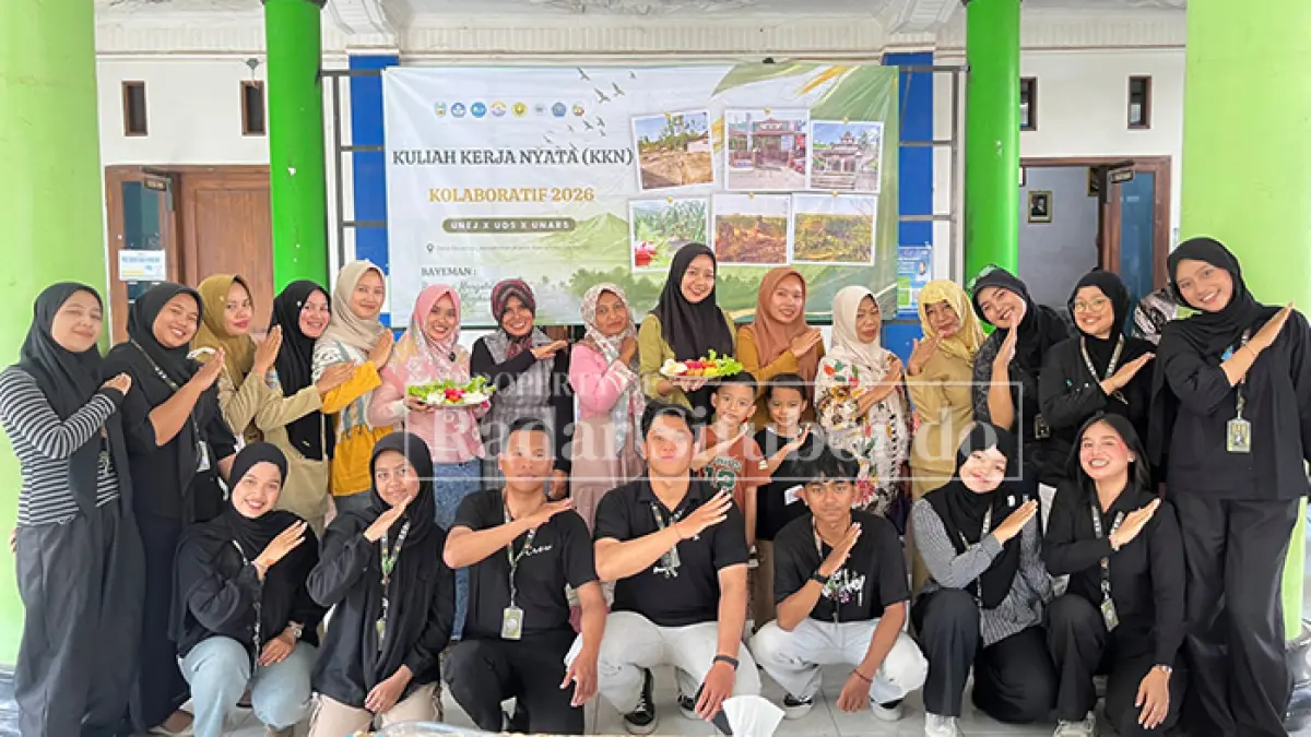 FOTO BERSAMA: Sejumlah mahasiswa Kuliah Kerja Nyata (KKN) di Desa Bayeman, Kecamatan Arjasa, berfoto bersama usai menggelar pelatihan bersama warga di Balai Desa Bayeman, Senin (3/8). (Ahmad Rifa