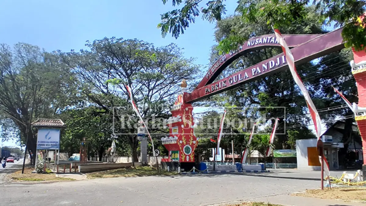 HARI AKTIF: Sejumlah kendaraan melintas di Jalan Pantura, depan Pabrik Gula (PG) Panji, Senin (3/8). (HUMAIDI/JPRS)
