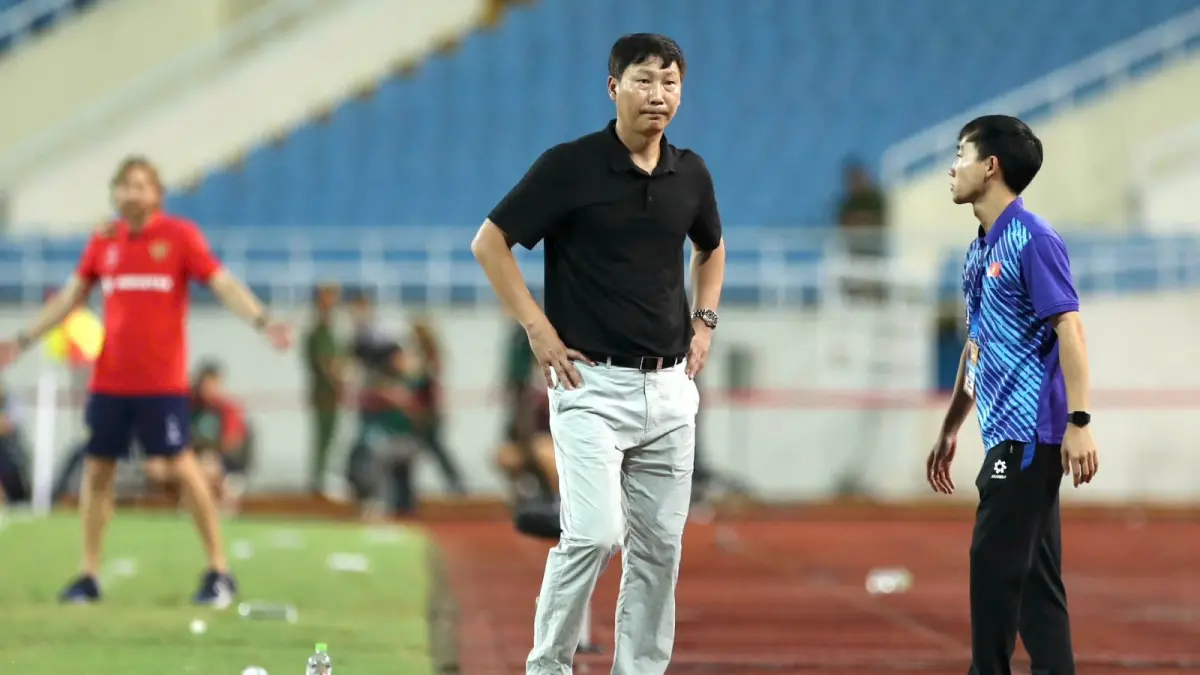 Pelatih Vietnam, Kim Sang-sik. (Trenggaleknjenggelek)