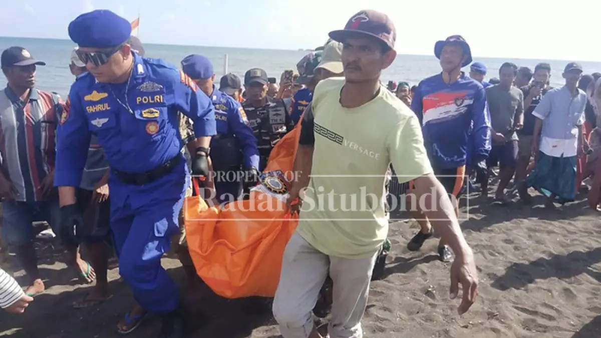 PENEMUAN MAYAT: Anggota BPBD dibantu nelayan mengevakuasi jenazah Sugianto, 45, di bibir panta Desa/Kecamatan Jangkar, Senin (3/8). (HUMAIDI/JPRS)
