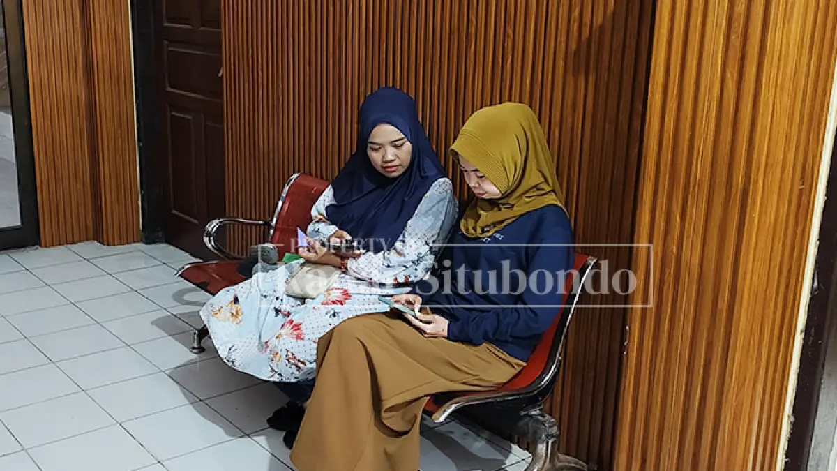 PROSES HUKUM: Dua korban penipuan menghadiri undangan pemeriksaan di Mapolres Situbondo, Senin (3/8). (HUMAIDI/JPRS)
