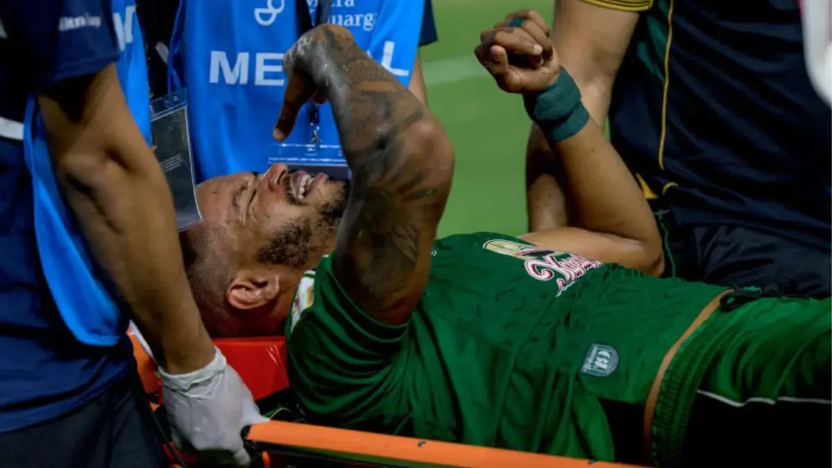 Alex Martins alami dislokasi bahu saat melawan Port FC di Piala Presiden 2026. (Persebaya)