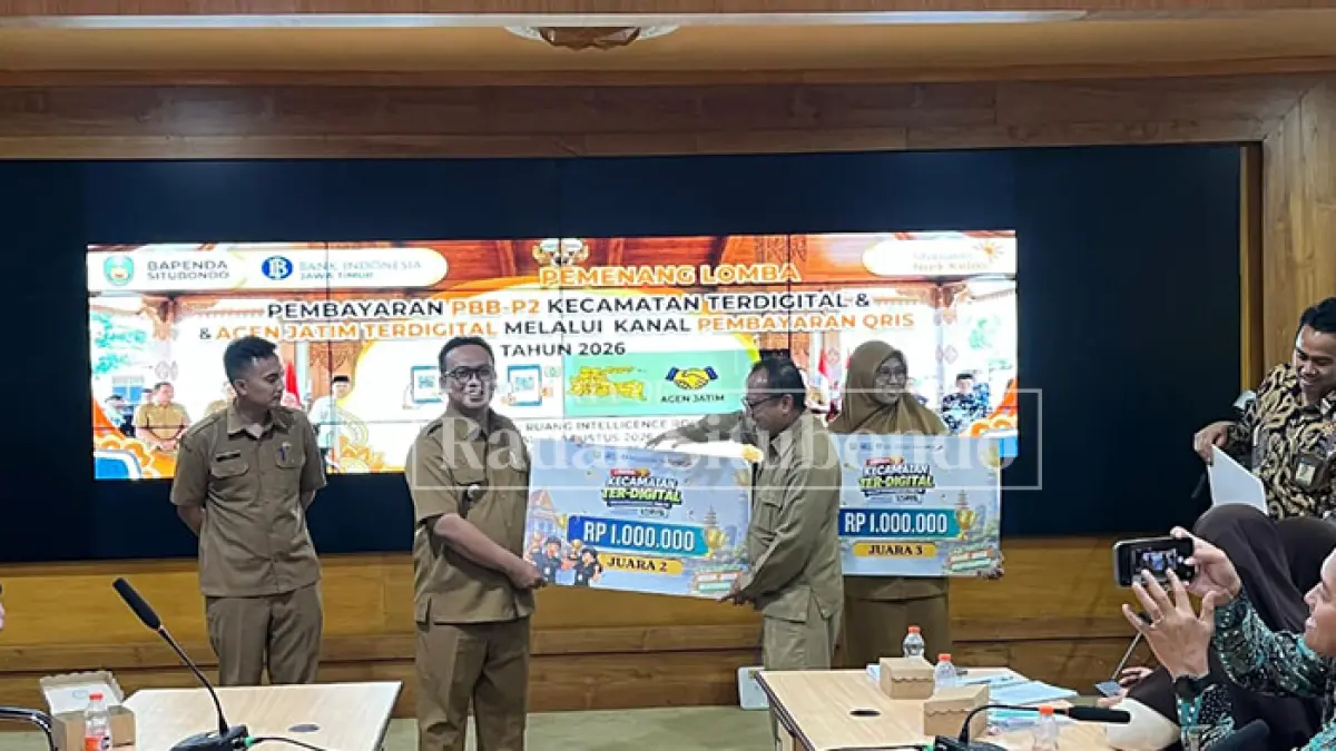 BERKAT KERJA KERAS: Camat Bungatan, Yogie Kripsian Sah, S.STP., M.Si (tiga dari kiri) menerima penghargaan Juara II Lomba (PBB-P2) melalui kanal digital QRIS di Kantor Pemkan, Selasa (4/8). (Ahmad Rifa