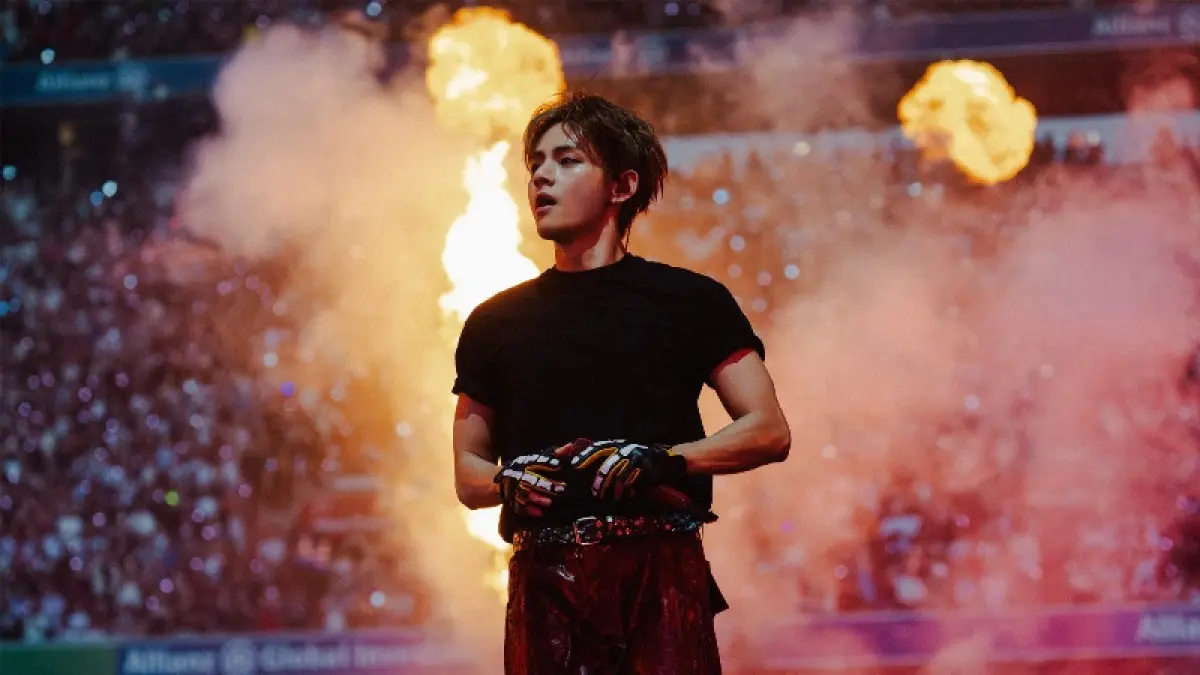KABAR MENGEJUTKAN : V BTS dikabarkan mengalami kecelakaan mobil ringan setelah konser di MetLife Stadium, New Jersey.(Instagram:@thv)