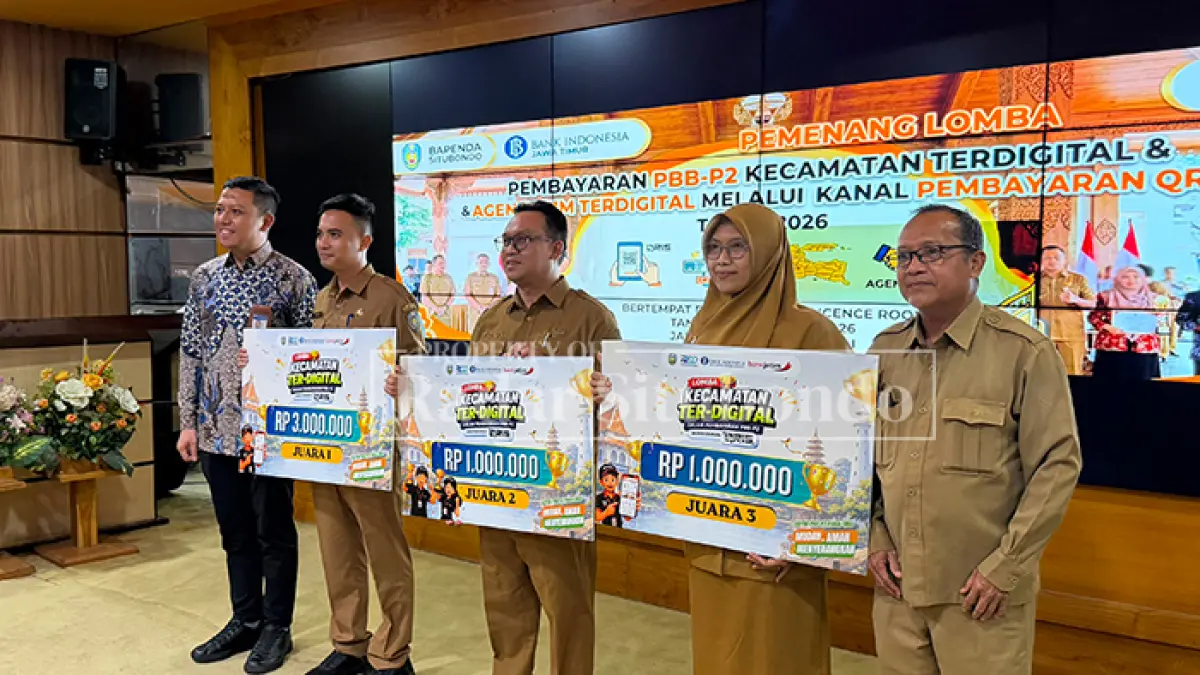 MEMBUAHKAN HASIL: Camat Panji, Kiptiyah Rikawati, S.STP., M.Si., (dua dari kanan) raih Juara III Lomba PBB-P2 melalui kanal pembayaran digital QRIS, di Kantor Pemkab Situbondo, Selasa (4/8). (Ahmad Rifa