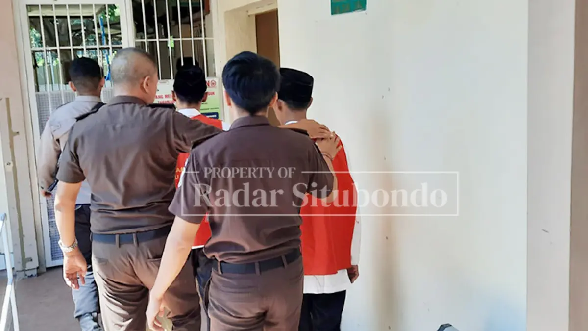 PUTUSAN: BH (42) dan BS (42) dua kakak beradik, mengikuti sidang putusan kasus pencabulan terhadap anak kandung, di ruang pengadilan negeri (PN) Situbondo, Selasa (4/8). (HUMAIDI/JPRS)
