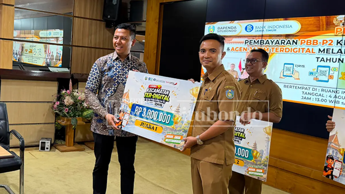 TEKANKAN KERJASAMA: Camat Mlandingan, Dimas Arisandy Pradana (dua dari kiri) menerima penghargaan Juara I Lomba Pembayaran PBB-P2 melalui Kanal Digital QRIS di Kantor Pemkab Situbondo, Selasa (4/8). (Ahmad Rifa