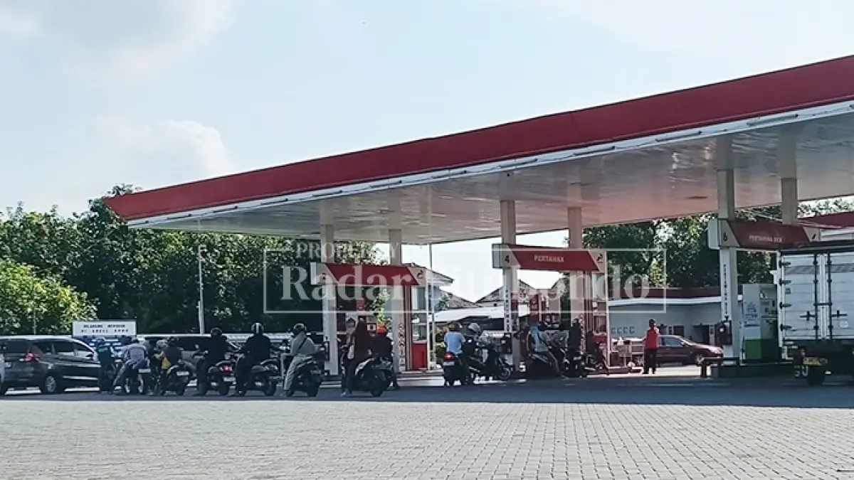 TUNGGU LAMA: Sejumlah pengendara mengantre untuk mengisi bahan bakar minyak (BBM) jenis Pertalite di Stasiun Pengisian Bahan Bakar Umum (SPBU) Karangasem, Kelurahan Patokan, Kecamatan Situbondo, Selasa (4/8). (Ahmad Rifa